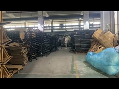 Chaise de bureau pneumatique blanche / noire, base pivotante avec roulettes