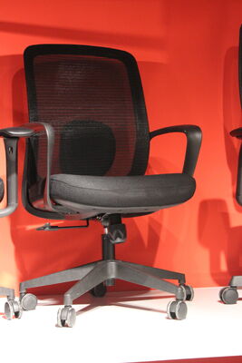 Bon prix Chaise de bureau pivotante personnalisable avec roulettes noires, rembourrage confortable, hauteur réglable et inclinaison, idéale pour un bureau. en ligne