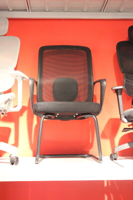 Bon prix Chaise de bureau pivotante à dossier noir en tissu respirant, capacité de charge maximale de 150 kg, améliore le confort pendant les longues heures de travail en ligne