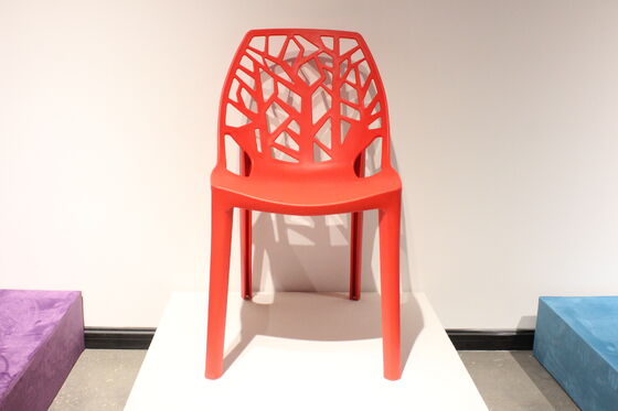 Bon prix Chaise au design moderne Chaise en plastique moderne Solution d'assise minimaliste et moderne Idéale pour les chambres d'appartement et les espaces d'étude en ligne