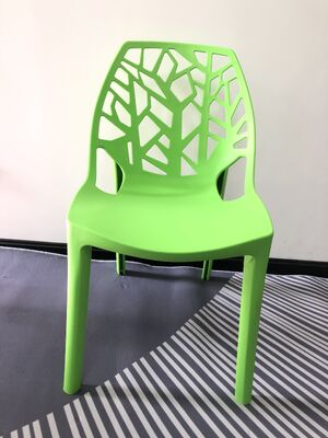 Bon prix Chaise de design moderne Chaise en plastique moderne pour espaces extérieurs d'hôtel Résistant aux intempéries et élégant en ligne