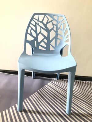 Bon prix Chaise moderne empilable en plastique avec dimensions d'assise 45 H 42 L 40 P cm, parfaite pour les lieux d'événements, les salles de banquet et les salons d'attente en ligne