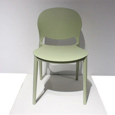 Bon prix Chaise moderne en plastique facile à nettoyer intégrant un design moderne pour bibliothèques, salles de lecture et espaces d'étude en ligne