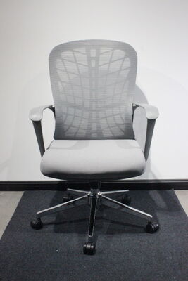 Bon prix Chaise de bureau pivotante noire avec roulettes, 11 kg, design ergonomique, hauteur réglable, siège confortable, convient aux salles de conférence en ligne