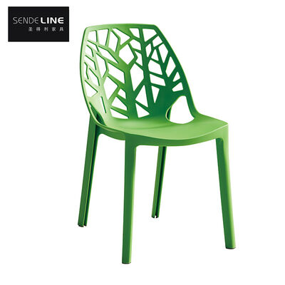 Bon prix Chaise de design moderne Chaise en plastique moderne pour espaces extérieurs d'hôtel Résistant aux intempéries et élégant en ligne